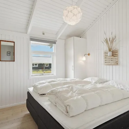 4 Bedroom Awesome In Harboore 哈博尔