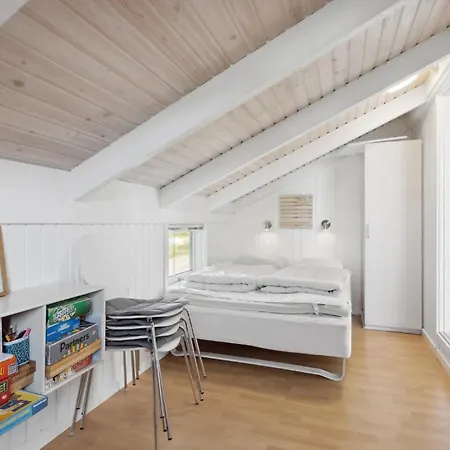 4 Bedroom Awesome In Harboore 哈博尔